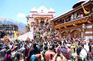 उत्तरकाशी@Sanatanyatra: उत्तराखण्डको उत्तरकाशी जिल्लामा अवस्थित माता गंगोत्री र यमुनोत्री धामका ढोका अक्षय तृतीया को शुभ अवसरमा बुधबार वैदिक मन्त्रोच्चारण र धार्मिक अनुष्ठानका साथ भक्तजनका लागि खोलिएको छ। यससँगै उत्तराखण्डको पवित्र चारधाम यात्रा २०२५ को विधिवत् शुभारम्भ भएको छ। मुख्यमन्त्री पुष्कर सिंह धामीले दुवै धाममा ढोका खोल्ने समारोहमा सहभागिता जनाएर प्रधानमन्त्री नरेन्द्र मोदीको नाममा पहिलो पूजा-अर्चना गरी देश-प्रदेशको समृद्धि, सुख र शान्तिको कामना गरे।  